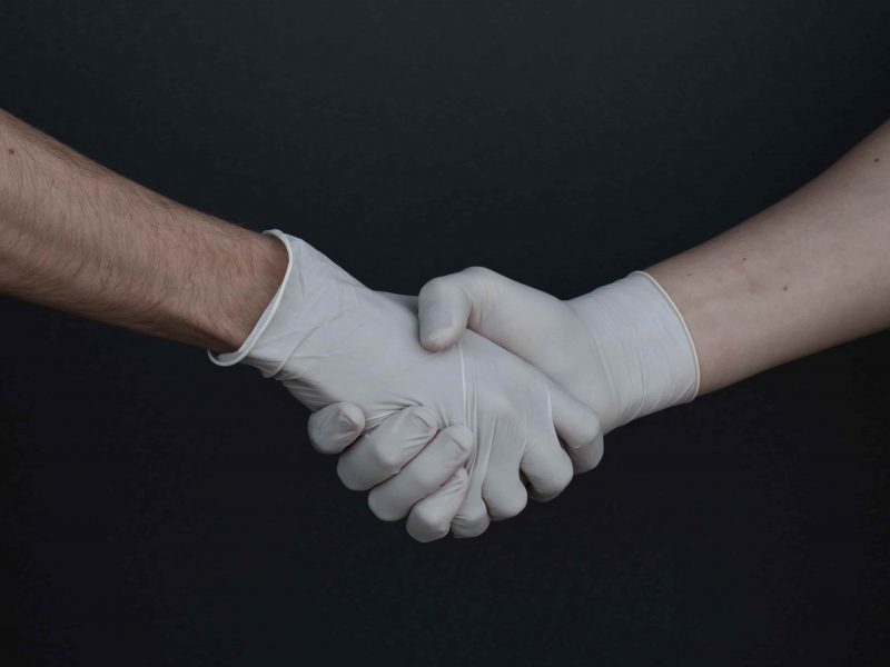 Apretón de manos con guantes